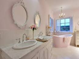 Ebbene sì, il bagno è l'ambiente in cui confort, funzionalità e stile dovrebbero essere perfettamente in equilibrio. 10 Idee Di Vasca Da Bagno In Stile Shabby Chic Un Tocco Romantico