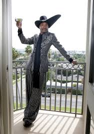 In an interview with vanity fair published sunday, porter revealed that his outfit was designed by baja east's scott studenberg, and accessorized with alexis bittar jewelry. Emmys 2019 Billy Porter Makes A Statement In An Oversized Hat And Glitter Nails Allure