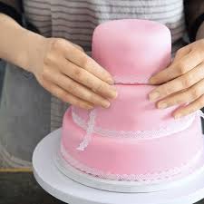 Mehrstockige Torten Aufbauen So Geht S Rezept Mehrstockige Torte Torten Rezepte Motivtorten Backen