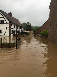 Lanaken is voor de tweede keer getroffen deze week, daar liepen meer dan 100 kelders en garages onder. Gisterern Veel Wateroverlast In Vijlen Stormchasers Limburg Facebook
