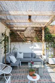 Une Terrasse Couverte Par Une Canisse Une Canisse N Est Pas Seulement Utile Pour Creer De L Ombre Elle Permet D Insuff Rustic Pergola Patio Design Patio Decor