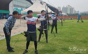 리커브 90m에서 양궁 첫 메달을 적중한 맏형 오진혁은 한국양궁 국가대표 5회 발탁이라는 명실상부한 베테랑으로서의 진가를 유감없이 보여줬다. ê·¸ ì‚¬ëžŒ N0w ì†Œë…„ ê¶ì‚¬ ë°•ì„±ìˆ˜ì˜ ì–'ê¶ ì™¸ê¸¸ ë°œìžêµ­ ìƒ ë…¸ì»·ìŠ¤í¬ì¸ 