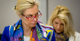 Sigrid kaag is topdiplomaat bij de verenigde naties en geniet in die rol veel aanzien. Kaags Ervaring In De Hulpverlening Is Ook Haar Achilleshiel Nrc