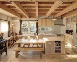 ダイニングテーブルと作業台が真ん中にあり キッチンやスタディーコーナーに囲まれるような設計 いつも家族の存在を感じられる パイン無垢の床と珪藻土の壁 食器棚や作業台 カウンターは無垢で造作 天井は2階の床板を見せて高く仕上げ 木の美しさと強さを表現