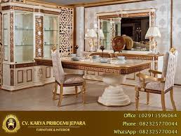 Meja Makan Klasik Modern Mewah Benetti Ukir Terbaru Termasuk enam kursi yang serasi berlapis kulit hitam.