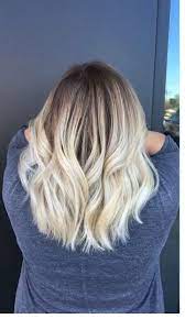 Blonde Balayage Dark Roots With Bleach Blonde Ends Medium Length Nuances De Blond Medium Length Hair Styles Blonde Hair With Roots Dark Roots Blonde Hair