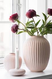 Vasen Und Kerzenhalter Von Kahler Fur Die Fensterbank Bild 8 Fensterbank Dekorieren Design Vase Grosse Vasen