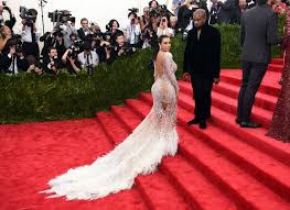 Kim kardashian llega a la gala benéfica del instituto del vestido del museo metropolitano de arte previa a la inauguración her 2015 roberto cavalli gown was a gorgeous form fitting beaded gown with white feathers sewn onto the train. Kim Kardashian West Reveals She Was Pregnant At The Met Gala In 2015 Vogue