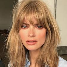 Di un taglio scalato e spettinato, da portare con una bella frangia piena, che dona volume alla chioma. Frangia Mania Dalla Baby Bang Ai Capelli Corti Tutte Ne Vanno Pazze