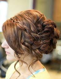 Lockere Hochsteckfrisuren Hochzeit Abiball Idee Locken Schrager Pony Hochsteckfrisur Frisur Hochgesteckt Geflochtene Hochsteckfrisur