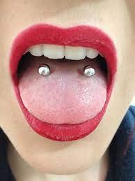 Das Fantastische Schlangen Augen Piercing Design Das Zungenpiercing Ist Die Beliebteste Double Tongue Piercing Tongue Piercing Snake Eyes Tongue Piercing