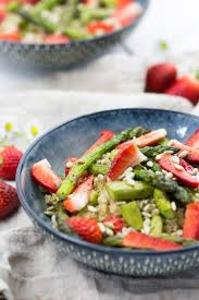 Den salat waschen und abtropfen oder in einer salatschleuder trocken schleudern. Quinoa Salat Mit Erdbeeren Und Spargel Tulpentag Schnelle Rezepte
