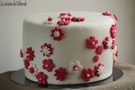 Gateau En Pate A Sucre Theme Fleurs La Cuisine De Deborah Gateau Pate A Sucre Pate A Sucre Recette Decors Pate A Sucre