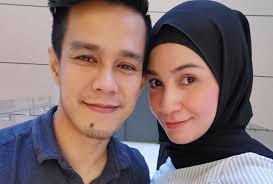 Izreen berkahwin dengan muhammad radzi abdul wahid, 31,atau ude, pada 8 ogos 2017 secara rahsia atas permintaan pemuzik tersebut yang ketika itu masih bergelar suami kepada intan. Suami Tak Izin Izreen Azminda Berlakon Takut Keluarga Terabai