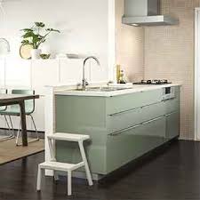 Ilot Central Vert Dans Une Cuisine Ouverte Cuisine Verte Meuble Cuisine Interieur De Cuisine