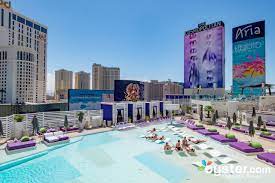 The Cosmopolitan Of Las Vegas Autograph Collection Review What To Really Expect If You Stay Cosmopolitan Las Vegas Pool Cosmopolitan Las Vegas Las Vegas Pool