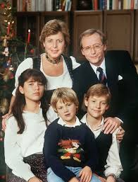 Episode summary, trailer and screencaps; Bye Bye Lindenstrasse Ein Stuck Deutscher Fernsehgeschichte Endet Special Zum Abschied Von Der Kultserie Seite 1 Auf Tv Wunschliste