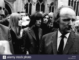 The rolling stones released their first album fifty years ago. Charlie Watts Und Bill Wyman Bei Beerdigung Von Brian Jones 1969 War Ein Bandmitglied Von Rolling Stones Stockfotografie Alamy
