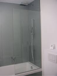 bad afgewerkt met gelakt glas van lacobel op de muren bathroom bathtub home
