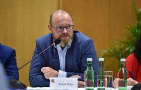W 2002 został absolwentem uniwersytetu mendla w brnie, na którym studiował administrację publiczną, finanse. Rodice By Meli Brat Ucitele Jako Autoritu Vyzyva Ministr Skolstvi Robert Plaga Spolecnost Zpravy Brnenska Drbna Zpravy Z Brna A Jihomoravskeho Kraje