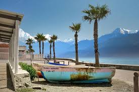 Verblijf 10 nachten en ontvang er 1 gratis. Bol Com Bootjes Aan Het Strand Met Palmbomen En Zee In La Mamola Polopos Spanje Andalusie
