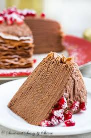 This Beautiful Chocolate Mousse Crepe Cake Is Made Of 20 Layers Of Delicate Chocolate Crepes Filled Wi Crepe Garniture Gateaux Alimentaires Mousse Au Chocolat