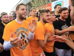Nach den krawallen rund um das auswärtsspiel beim fc st. Fussball Dresden Steigt Auf Ausschreitungen Truben Feier 3 Liga Dulmener Zeitung