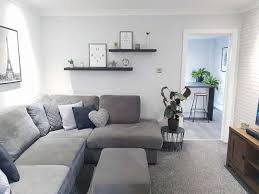 Evleri güzelleştirme hayali ile küçük bir odadan kurulan evde mimar bugün 50'den fazla şehirde 1.000'lerce evi güzelleştiriyor. Cakil Tasi Rengi Duvar Boyasi Ile Boyanmis 30 Salon 2021 Dekorcenneti Com