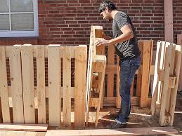 Diy ideen für garderobe aus paletten. So Bauen Sie Sich Eine Schicke Garten Bar Aus Paletten Ratgeber Bauhaus