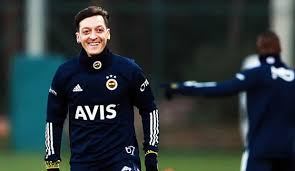 Özil, fenerbahçe'ye takım arkadaşlarım ve taraftarımızla büyük zaferler ve kupalar kazanmaya geldim. dedi. Mesut Ozil Den Galatasaray Derbisi Paylasimi Fenerbahce Haberleri Haber7