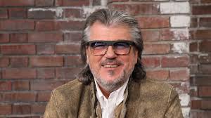 Herzlich willkommen auf der facebookseite zu bares für rares. Roman Runkel So Ungewohnlich Wohnt Der Bares Fur Rares Star Intouch