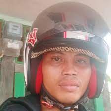 Ia berusaha tersenyum dan menyembunyikan giginya yang terlalu menonjol ke depan. Bacalah Kutipan Cerpen Berikut Sebuah Mobil Colt Berplat Nomor Merah Berhenti Persis Di Depan Brainly Co Id