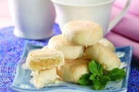 * tepung terigu protein sedang, 150 gram * gula tepung, 15 gram * garam, 1/4 sendok teh * mentega putih, 40 gram * air, 75 ml * minyak, 500 ml, untuk menggoreng. Pia Kacang Hijau Sajian Sedap
