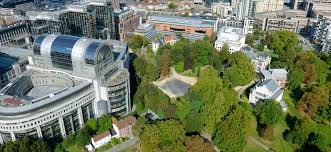 Nachts scheint sich diese hülle aufzulösen und das haus leuchtet. Brussel Haus Der Europaischen Geschichte Offnet