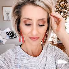 Embrace your holiday mood 💕 Bold red lips and sultry eyes, or soft,  elegant glamour… or both? Comment what your holiday mood is ✨