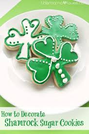 Once the icing has set, these cookies. How To Decorate Shamrock Sugar Cookies This Mama Loves