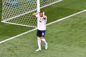 После этого, по информации французского издания rmc sport, мбаппе всем своим видом демонстрировал недовольство и практически не общался с партнёрами по сборной. Dv83szxbaex1wm