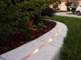 Use landscape lighting to highlight your lawn. Garden Lighting Tuinranden Tuin Ideeen Tuin Randen
