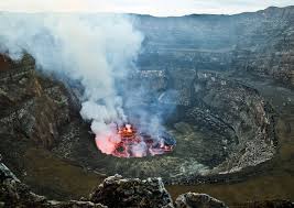 L'ultima eruzione ci fu nel 2002, quando la lava raggiunse il centro. The Burning Lava Lake Of Mount Nyiragongo Democratic Republic Of The Congo Mount Nyiragongo Volcano Volcano World