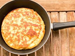 Conseguir una deliciosa tortilla de patatas no es demasiado difícil, sigue las instrucciones y lo conseguirás se aconseja que en la elaboración la tortilla quede bien cocida, sin partes crudas en el interior, que podrían ser fuente de salmonelosis. Tu Sarten No Sirve Usa Una De Estas Para Hacer Tortilla De Patatas
