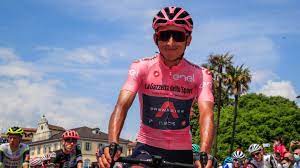 La persecución del día la hicieron deceuninck quick step e ineos grenadiers, poniendo un ritmo fuerte cazando finalmente al grupo de giro de italia. Od Dmf1ha95j3m