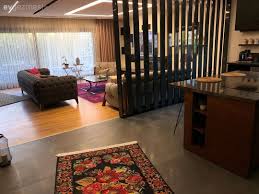 Bu Izmir Evinin Icinde Canli Renkler Nobetlese Calisiyor 1 Ev Gezmesi 2020 Ev Icin Evler Ev Oturma Odasi