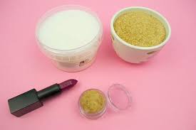 En effet, il a de nombreuses vertus : Diy Realiser Un Exfoliant Pour Les Levres Avec De L Huile De Coco Et Du Sucre