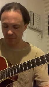 Ah, distante assim, quanto tempo faz. Segue a pandemia como uma lenta  madrugada. Fiz essa música refletindo sobre a distância e o tempo. Depois  da madrugada, amanhecer e reencontro. Boa noite.