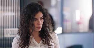 Demain Nous Appartient spoiler : Roxane fait une découverte capitale !  (vidéo épisode du 20 janvier) - Stars Actu