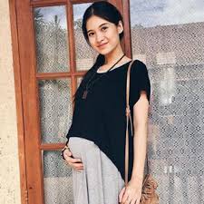 Setiap wanita di indonesia yang sudah dewasa dan sudah menikah pastilah sangat menginginkan kehadiran anak bayi untuk menyempurnakan keluarga kecilnya, dalam perkembangannya ibu hamil masa kini juga sudah banyak yang memperhatikan penampilan agar tetap tampil cantik atau tampil. Model Baju Casual Hamil Terbaru Modelbaju Id