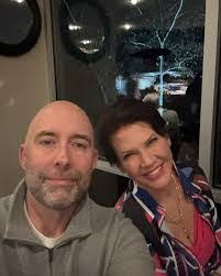 Lucinda Farrell's Instagram, Twitter & Facebook