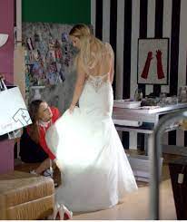 Eins brauche ich für die kirche. Zwei Wochen Vor Der Gzsz Hochzeit Hier Probiert Sunny Ihr Brautkleid An Braut Hochzeitskleid Brautkleid