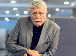 Bir arkadaşımla konuşurken uçak biletimi 1 gün sonraya almamı ve kenan evren'in duruşmasına katılmamı önerdi. Flas Hangi Unlu Talk Show Ustasi Aziz Yildirim I Kenan Evren E Benzetti Kaderim Alex Le Ayni Diyen Unlu Televizyoncu Kim Ucankus