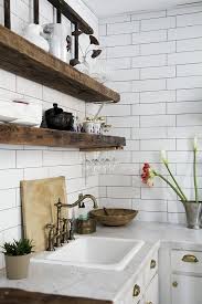 Des Etageres Au Dessus De L Evier Cuisine Rustique Coin Cuisine Idees De Decor